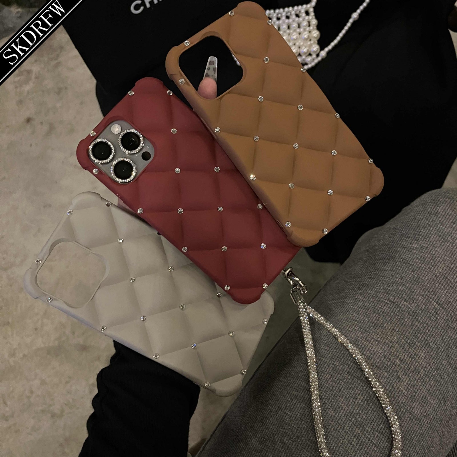 Новый модный чехол для телефона в стиле кожи для женщин с высококачественными деталями из страз, подходит для Apple iPhones. Оснащен полным браслетом из страз и дизайном с защитой от падений в четырех углах. Идеально подходит в качестве