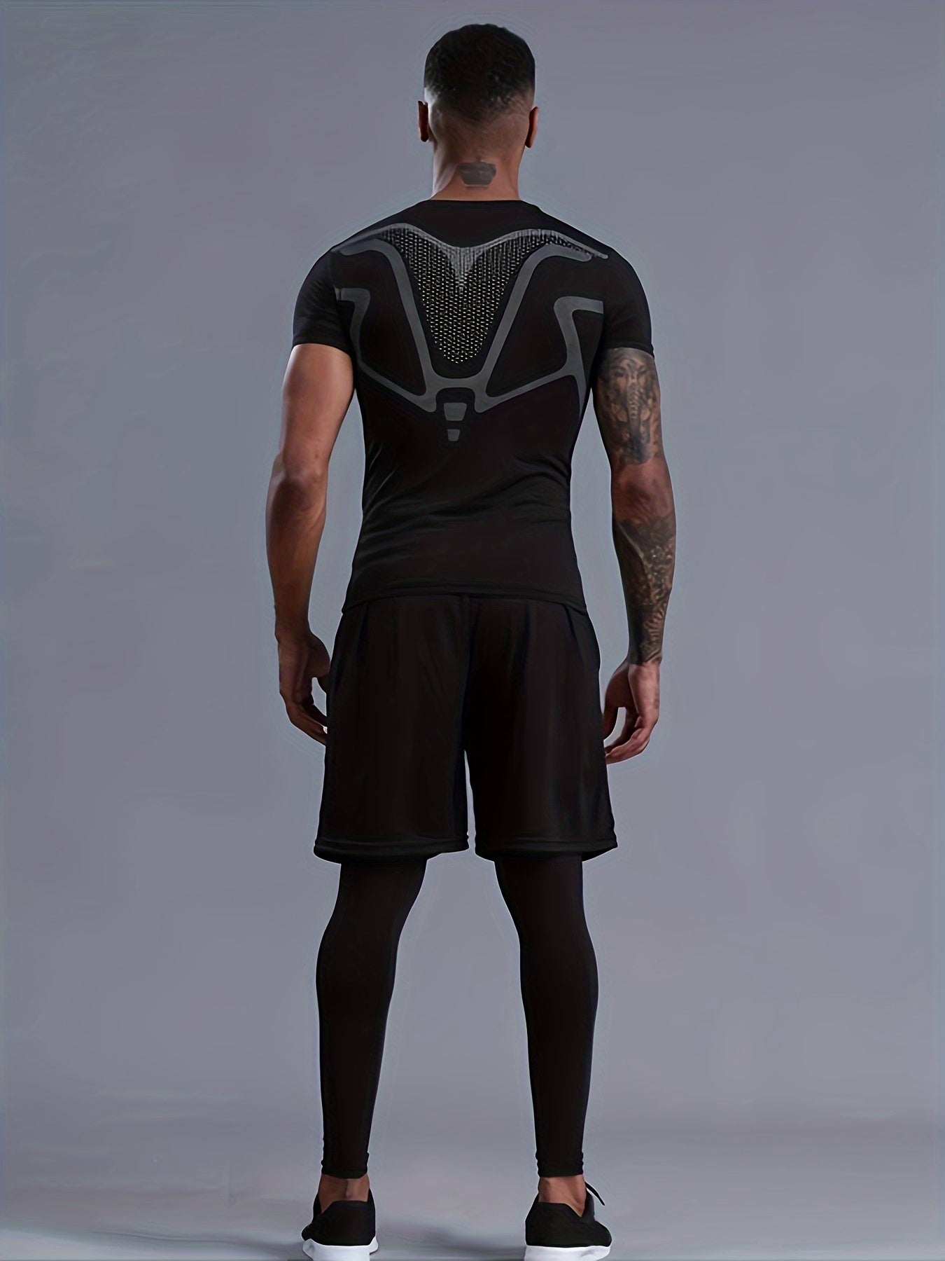 Erkaklar uchun 3 qismli asosiy qatlam to'plami siqish yuqorilari, pastki qismlari va sport shimlaridan iborat bo'lib, fitnes mashg'ulotlari va tana shakllantirish uchun mo'ljallangan.