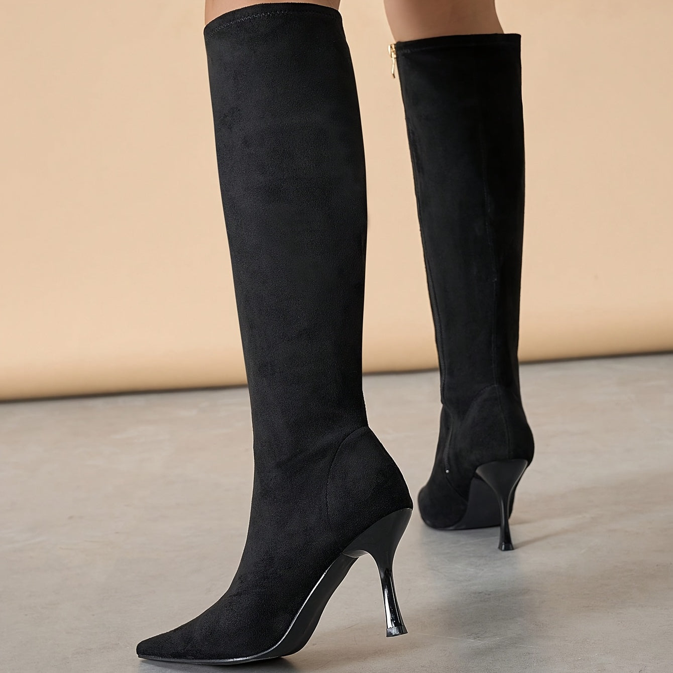 Женские черные бархатные ботфорты на шпильке с заостренным носком и молнией