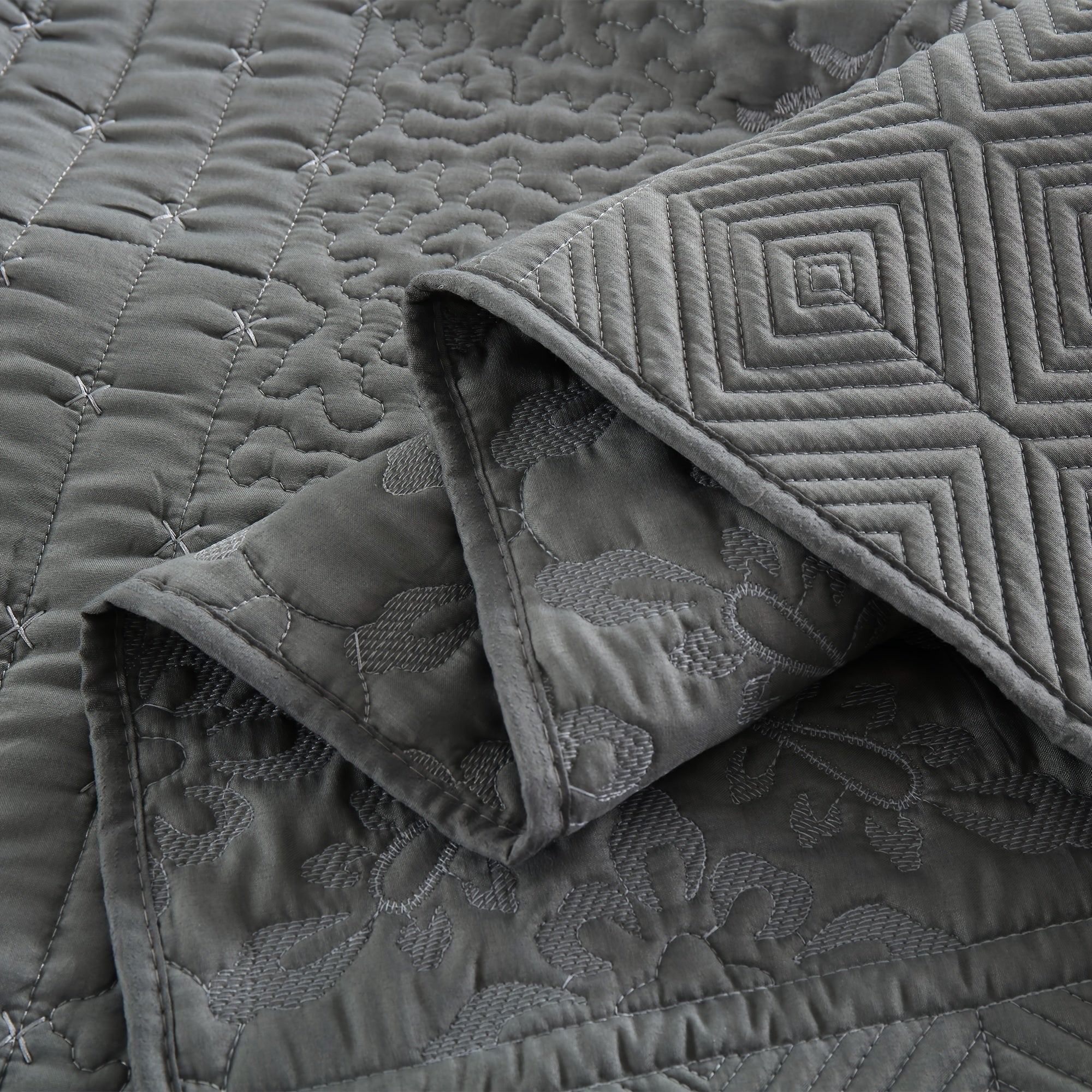 Embroidered Quilt Cover Set for Double Bed with Flower Pattern and Patchwork Design