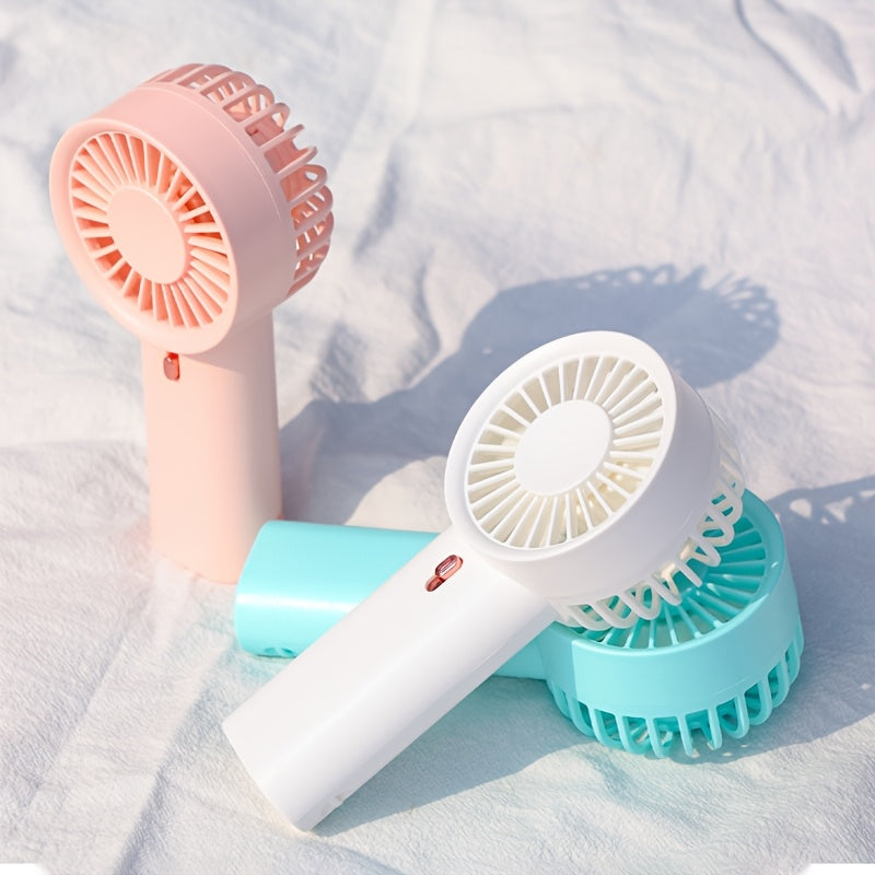Bir shamol tezligi bilan mini ventilyator qoʻlda yoki stol ustida ishlatilishi mumkin, yoz va turli faoliyatlar uchun mos. Batareyalar kiritilmagan. Har qanday yosh va holatlar uchun mos.