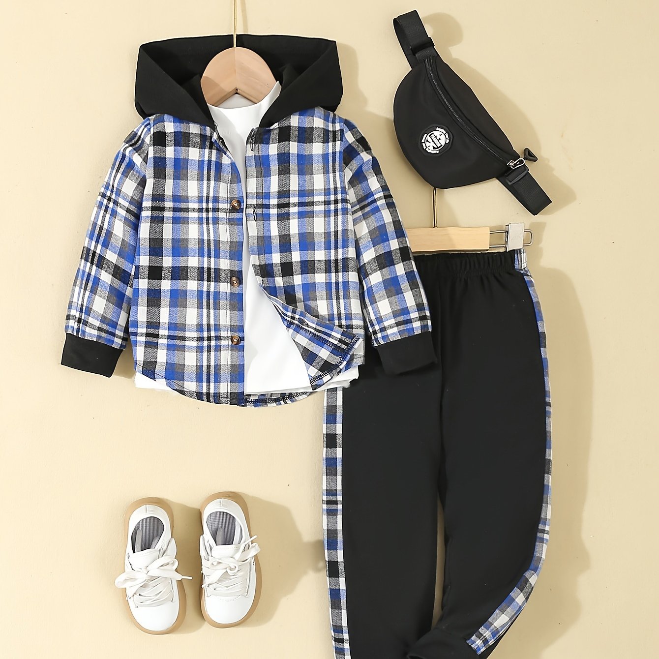 Yigitlar uchun kundalik to'plamda tekislikli kapüşonli asosiy kiyim va rangli blokli shimlar mavjud, bahor va kuz uchun