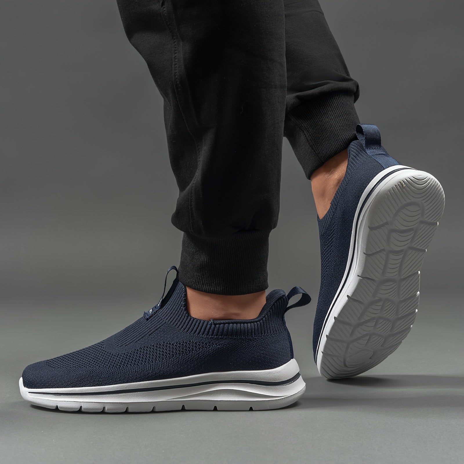 "Erkaklar uchun vintage uslubidagi kundalik kiyish uchun mo'ljallangan ventilyatsiyali dizayndagi sport krossovkalari, nafas oladigan mato ustki qismi, MD tagligi va dumaloq barmoq bilan."